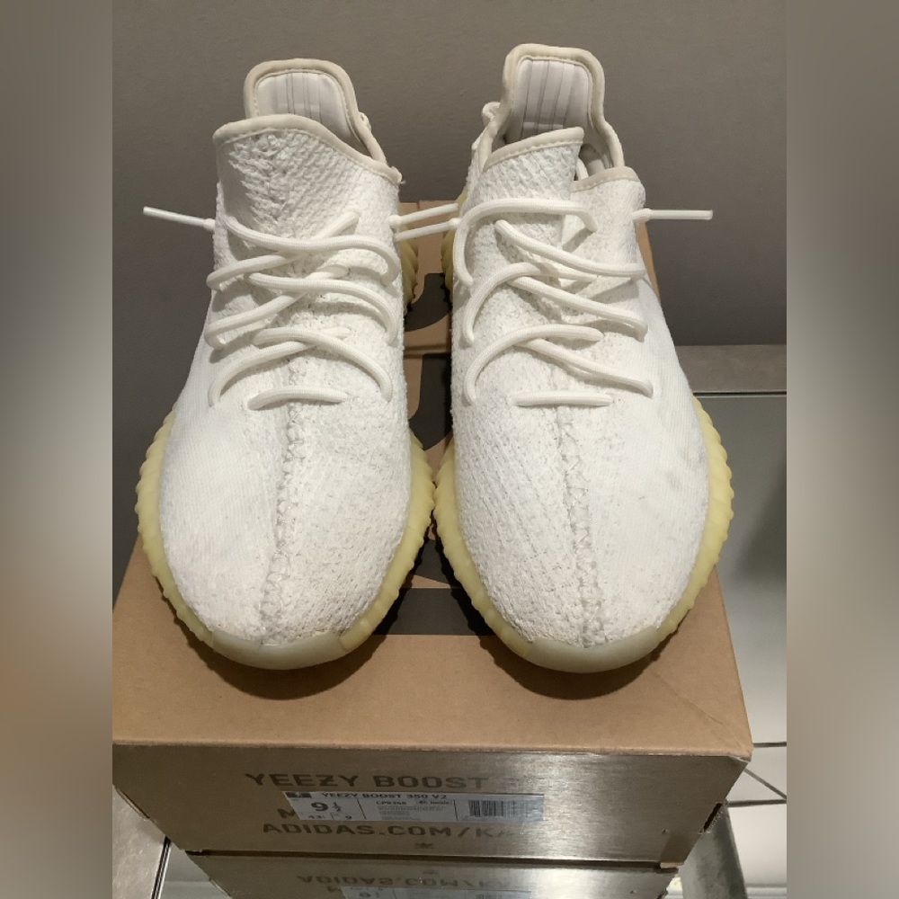 Adidas Yeezy Boost 350 V2 in White 
Size 9.5